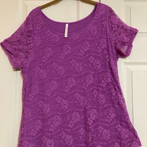 Leo & Nicole Lace Ladies Top Gently Used EUC Purple Sz L. Floral Pattern Lined